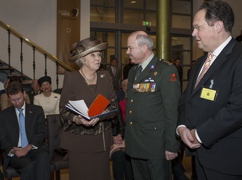 Overhandiging boek aan Hare Majesteit de Koningin